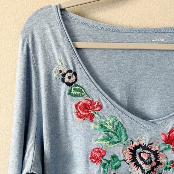 Garnet Hill Women’s Floral Embroidered V-Neck 3/4 Sleeve Tee Light Blue Large - Picture 2 of 9